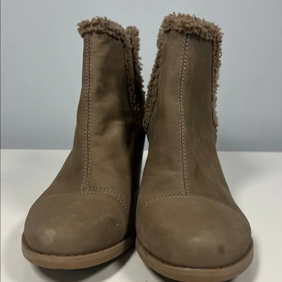 Toms Women's Brown Tan Heeled Ankle Boots with Faux Fur Trim Size 9 - Picture 2 of 9